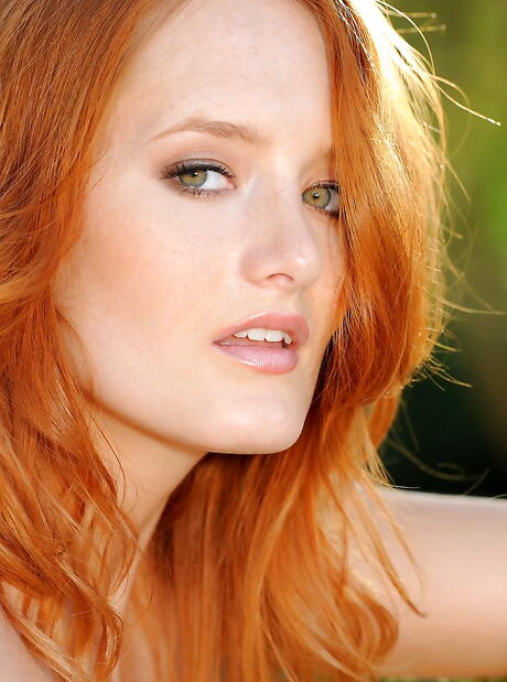 Deluxe czech redhead Denisa Heaven exposing her ass outdoor